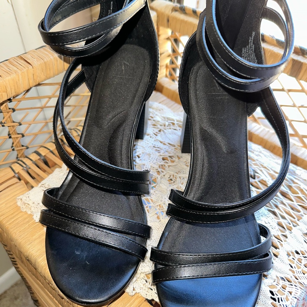 Simply Vera Vera Wang Black Strappy Heels